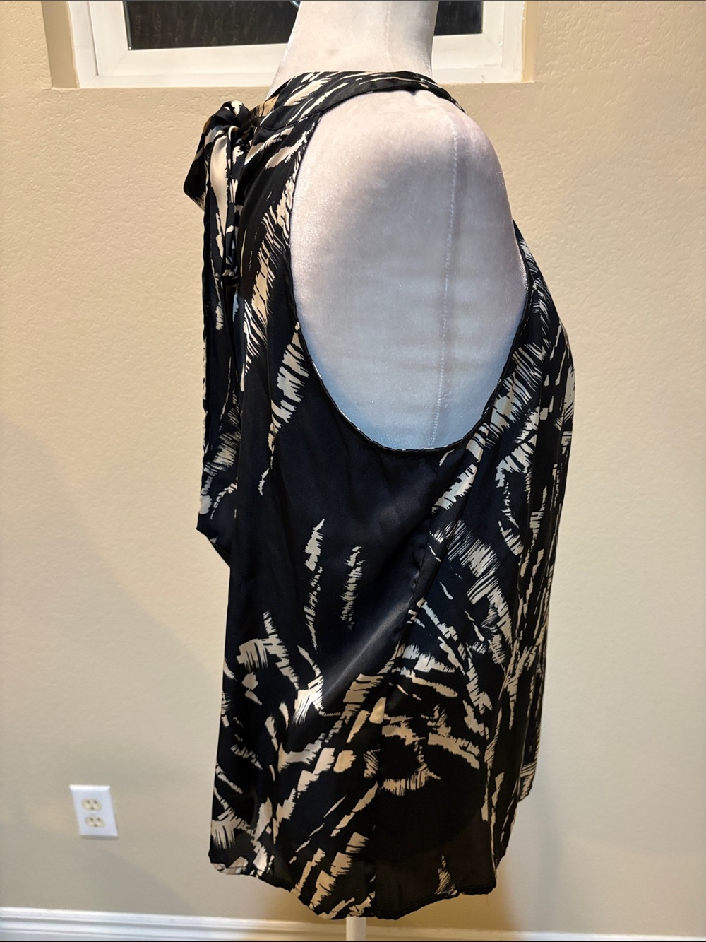 a.n.a Black and Cream Abstract Halter Camisole with Tie Back-Size M - Picture 4 of 12